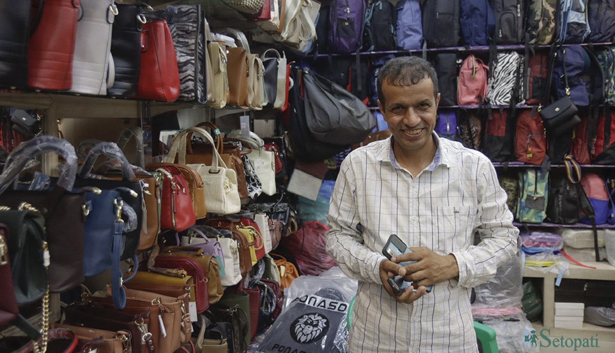 उद्योगी सुदर्शन शिवाकोटी आफ्नो उद्योगमा। तस्बिरः नवीनबाबु गुरुङ/सेतोपाटी